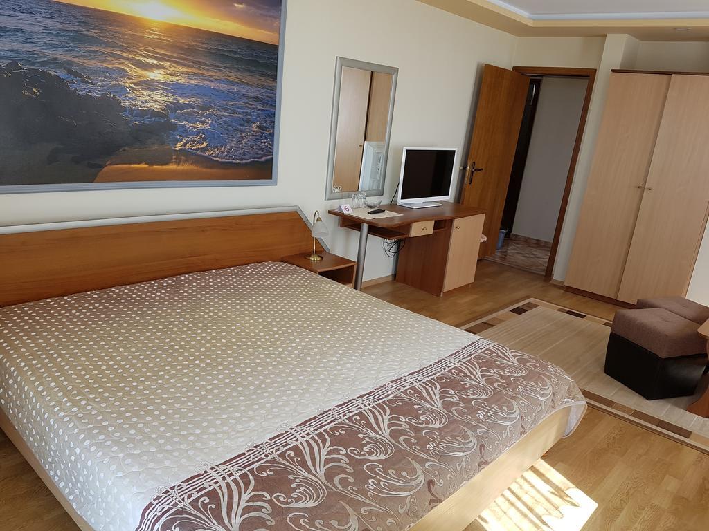 Guest House Ianis Paradise Nesebar Bagian luar foto